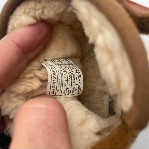 UGG Jesse Bow Children S Fuzzy Comfortable Brown Boot 1018452I Size 04/05 - Picture 8 of 8